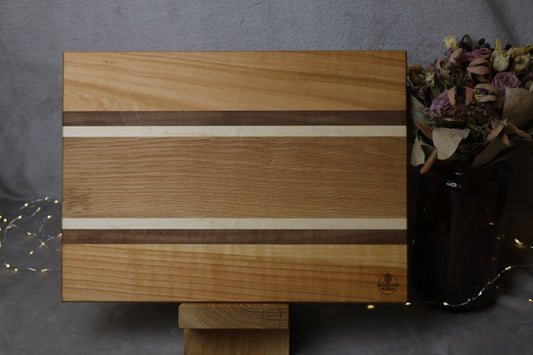 Großes Schneidebrett aus Kirschenholz und Eiche mit Akzenten von Nuss und Ahornholz